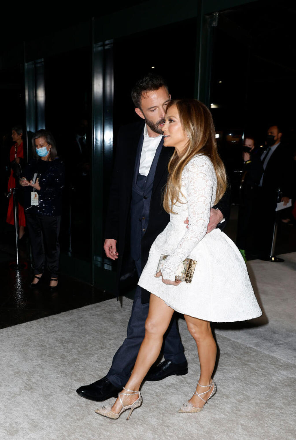 Zatiaľ čo Jennifer Lopez (52) mala na premiére filmu „Vezmi si ma!“ oči len pre svojho Bena, všetci ostatní z očarujúcej herečky nevedeli spustiť zrak. JLo si totiž pre túto príležitosť obliekla krátke čipkované biele šaty, ktorých atypická sukňa jednoznačne vyčnievala z davu.