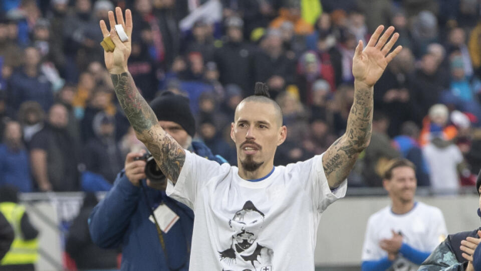 Hamšíka, ktorý zišiel z trávnika so slzami v očiach v 89. minúte vytlieskalo v stoji takmer 20-tisíc fanúšikov.