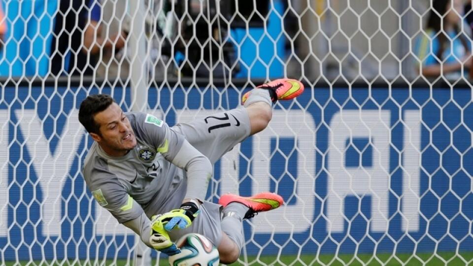 CHYTIL: Julio César zneškodnil dve penalty, pri tretej mu pomohla žrď.