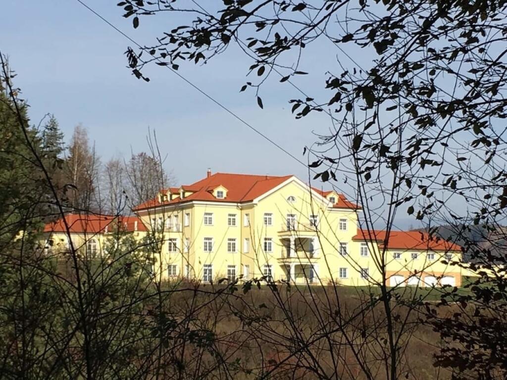 Honosné sídlo Saganovcov v žilinskej časti Závodie za 1,5 milióna eur. Kúpila ho firma Petrovho otca pred tromi rokmi.