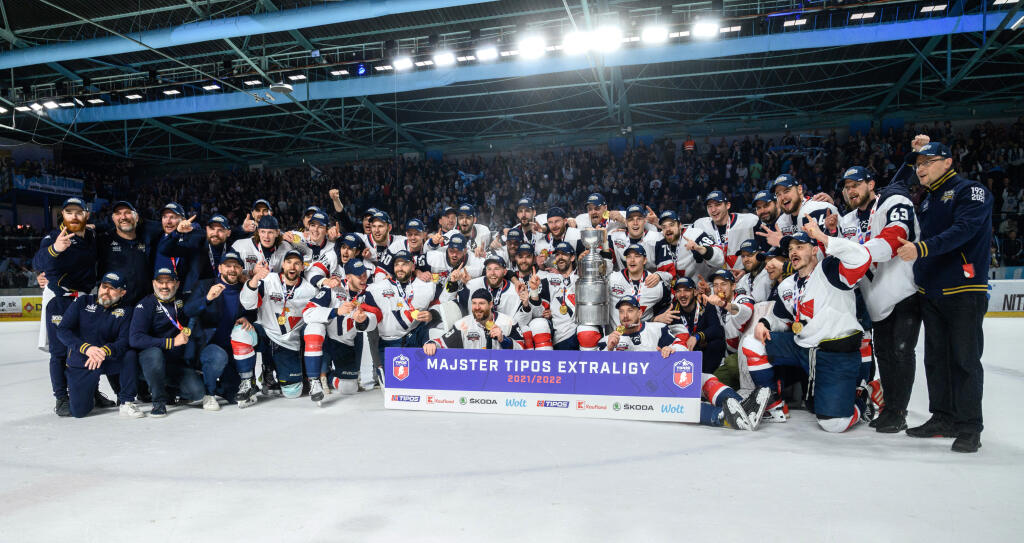 Hokejisti Slovana Bratislava zvíťazili v šiestom zápase finále Kaufland play off Tipos extraligy 2021/2022 a získali titul majstra SR. V nedeľu 1. mája 2022 triumfovali na ľade HK Nitra 5:2 a celú sériu vyhrali 4:2 na zápasy. FOTO TASR - Henrich Mišovič