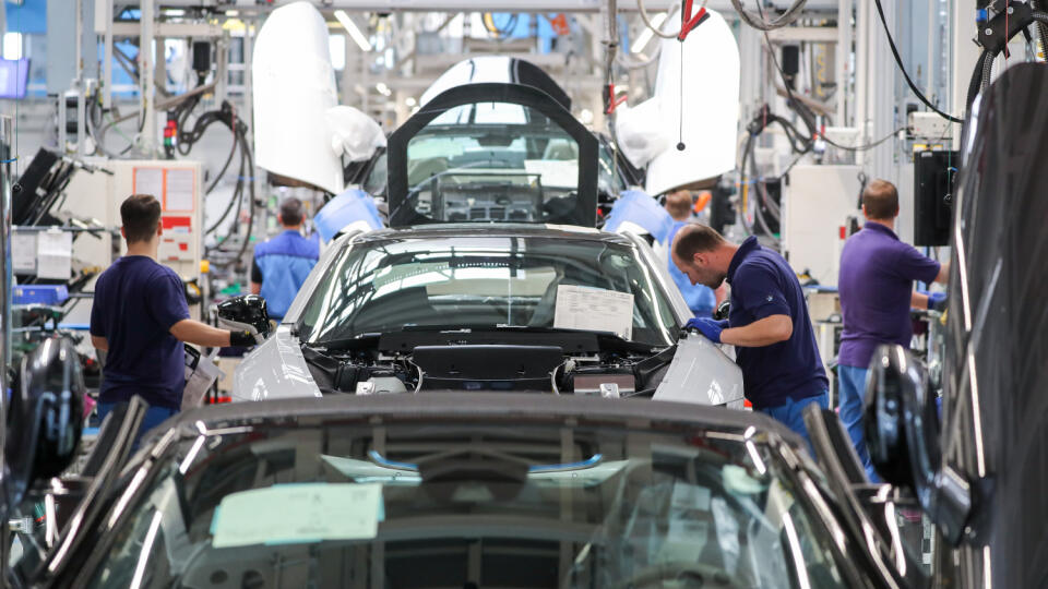 Firma BMW zvýšila predaj áut v minulom roku na rekordných vyše 2,5 milióna