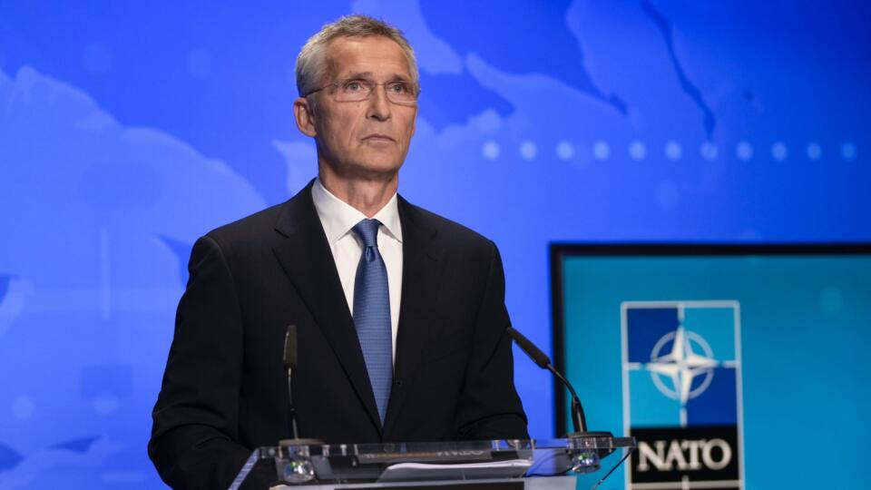 JB 27 Brusel - Generálny tajomník NATO Jens Stoltenberg počas online tlačovej konferencie po videokonferencii s ministrami zahraničných vecí členských krajín NATO v sídle NATO v Bruseli 20. augusta 2021. Spojené štáty chcú ukončiť evakuačnú operáciu na letisku v afganskej metropole Kábul do 31. augusta, informoval v piatok generálny tajomník NATO Jens Stoltenberg. Severoatlantická aliancia vyzvala v piatok afganské hnutie Taliban, aby umožnilo evakuáciu ľudí z Afganistanu. Zároveň sľúbila, že sp