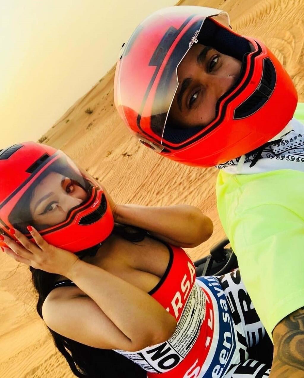 Lewis Hamilton sa na verejnosti ukázal aj so speváčkou Nicki Minaj. Dokonca si vybehli na spoločný výlet štvorkolkami.