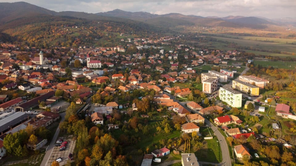 Pukanec leží v okrese Levice. Je to najvyššie položená oblasť na Slovensku, kde sa vo veľkom pestuje hrozno.