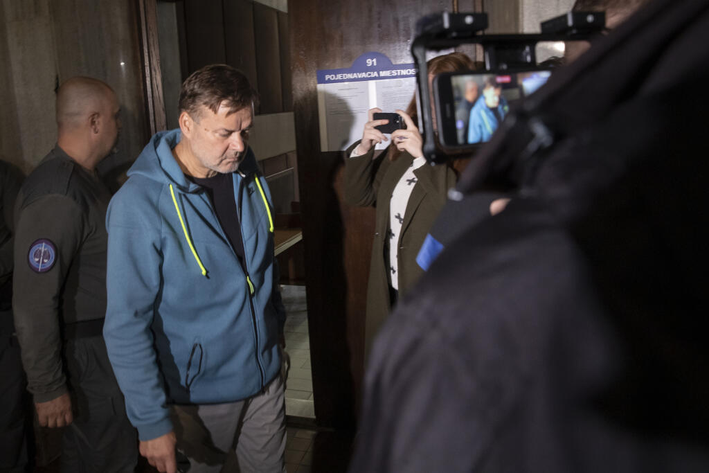 Dušan Dědeček, ktorých spôsobil dopravnou nehodou na Zochovej ulici v Bratislave smrť 5 ľudí sa opätovne postavil pred sú, ktorý rozhoduje o jeho vzatí do väzby.