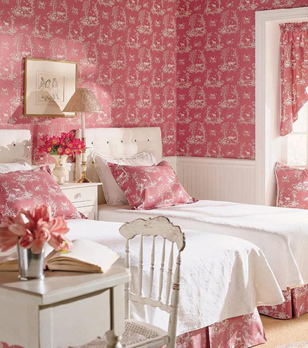 мебель к розовым обоям