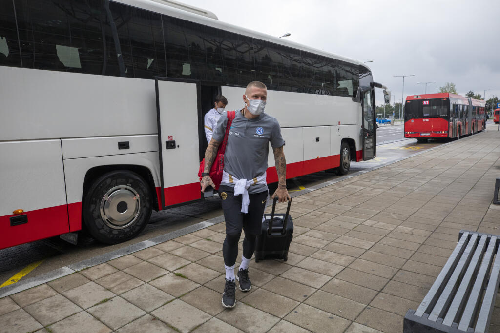 Slovenskí reprezentanti dorazili na bratislavské letisko v stredu približne o 15:00.