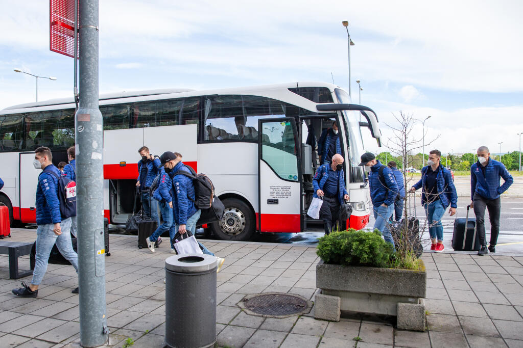 Odchod Slovenskej hokejovej reprezentácie na Majstrovstvá sveta v Rige, z letiska M. R. Štefánika v Bratislave.