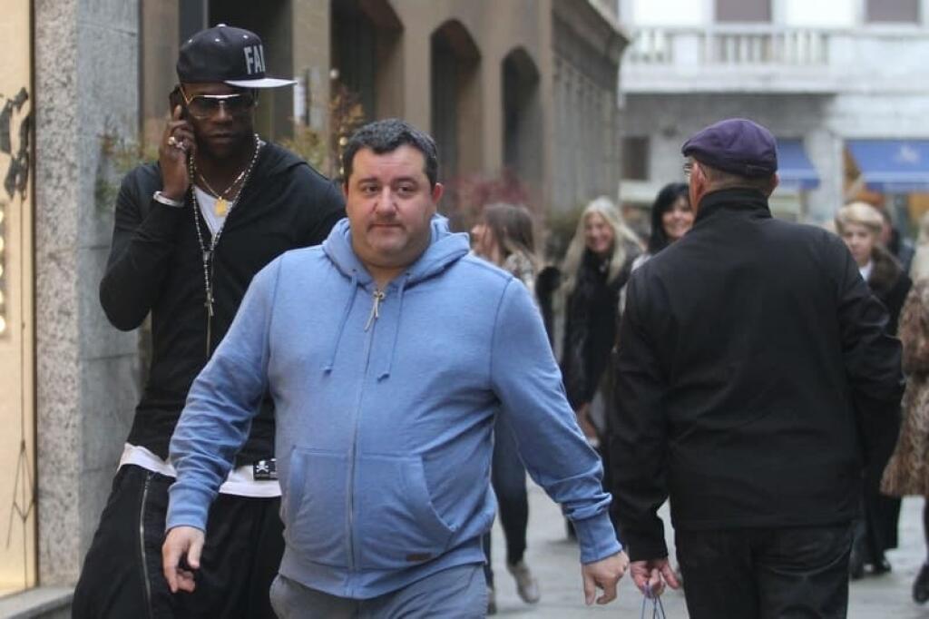 Na prechádzke s Mariom Balotellim. Agent Mino Raiola vo svojom typickom oblečení.