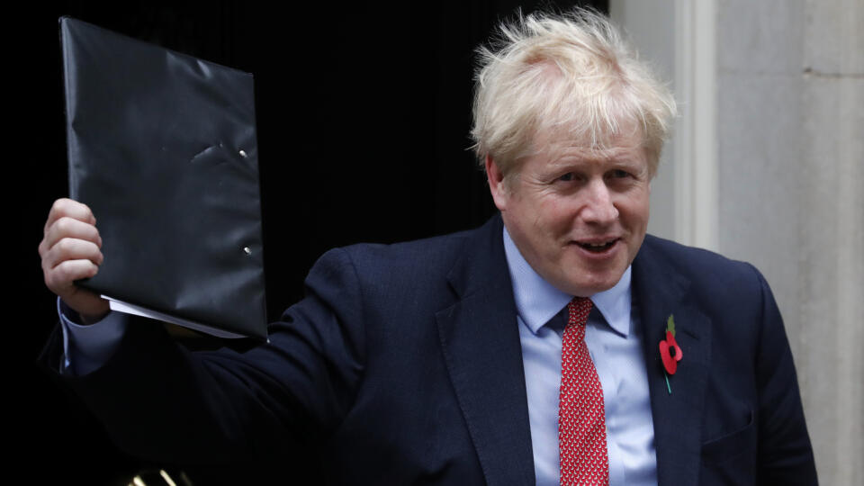 EBE 16 Londýn - Britský premiér Boris Johnson opúšťa Downing Street na ceste do budovy parlamentu v Londýne v utorok 29. októbra 2019. FOTO TASR/AP
Britain's Prime Minister Boris Johnson leaves 10 Downing Street on his way to the Houses of Parliament in London, Tuesday, Oct. 29, 2019. Britain appeared on course Tuesday for an early general election that could break the country's political deadlock over Brexit, after the main opposition Labour Party said it would agree to the government's request