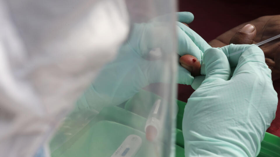 EBE 10 Bali - Na snímke zdravotnícky pracovník odoberá vzorku krvi na test prítomnosti nového koronavírusu obyvateľovi na Bali v Indonézii 11. mája 2020. FOTO TASR/AP
A health worker collects blood sample for the coronavirus antibody test in Bali, Indonesia on Monday, May 11, 2020. (AP Photo/Firdia Lisnawati)