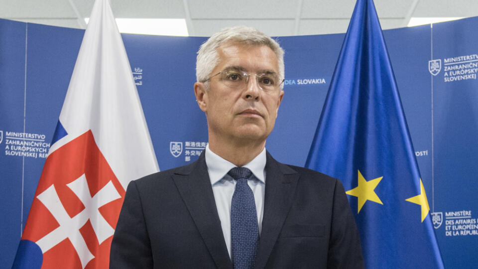 Na snímke minister zahraničných vecí a európskych záležitostí SR Ivan Korčok čaká na príchod odchádzajúceho bieloruského veľvyslanca na Slovensku Igora Leščeňu 24. augusta 2020 v Bratislave. FOTO TASR - Martin Baumann