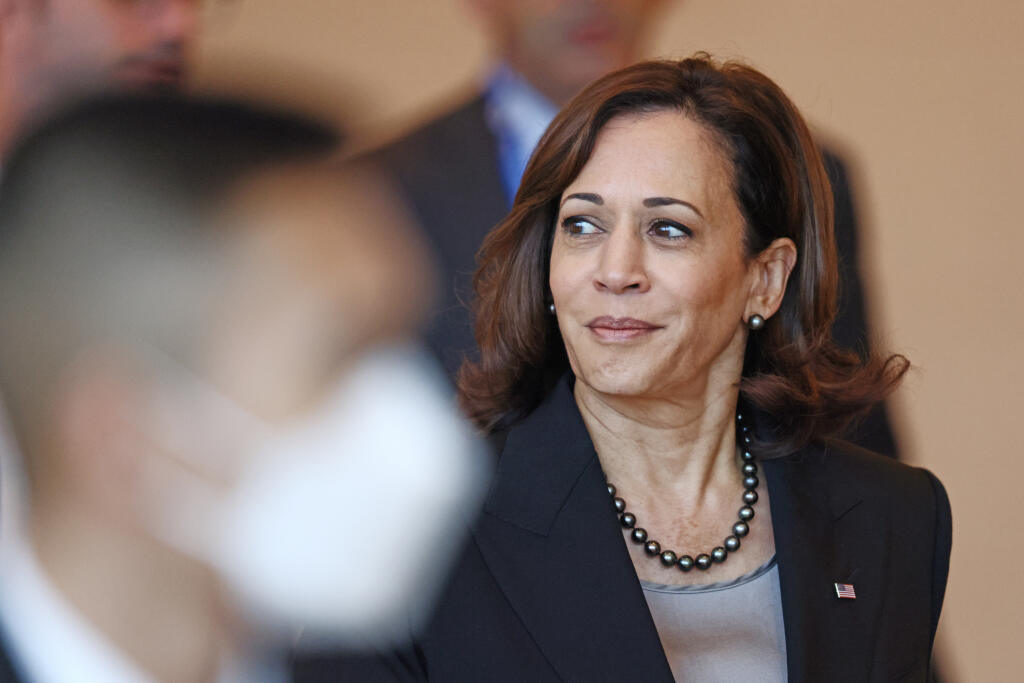 PK 25 Bangkok - Americká viceprezidentka Kamala Harrisová prichádza na stretnutie lídrov vrámci summit Ázijsko-tichomorskej hospodárskej spolupráce (APEC) v thajskom Bangkoku v piatok 18. novembra 2022. Harrisová v sobotu vyzvala Čínu na otvorenú komunikáciu medzi oboma krajinami. Urobila tak počas krátkeho stretnutia s čínskym prezidentom Si Ťin-pchingom, ktorý pred niekoľkými dňami viedol rozsiahle rokovania s prezidentom USA Joeom Bidenom. FOTO TASR/AP

U.S. Vice President Kamala Harris arriv