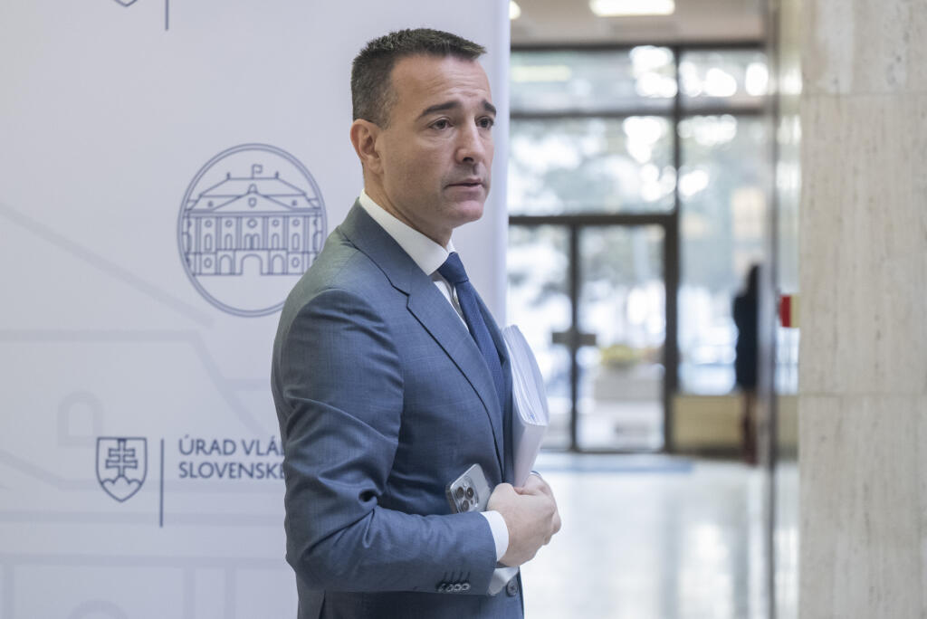 Na snímke minister školstva, výskumu, vývoja a mládeže SR Tomáš Drucker (Hlas-SD) prichádza na 65. rokovanie vlády SR v stredu 18. decembra 2024 v Bratislave. FOTO TASR - Martin Baumann