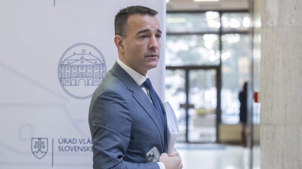 Na snímke minister školstva, výskumu, vývoja a mládeže SR Tomáš Drucker (Hlas-SD) prichádza na 65. rokovanie vlády SR v stredu 18. decembra 2024 v Bratislave. FOTO TASR - Martin Baumann
