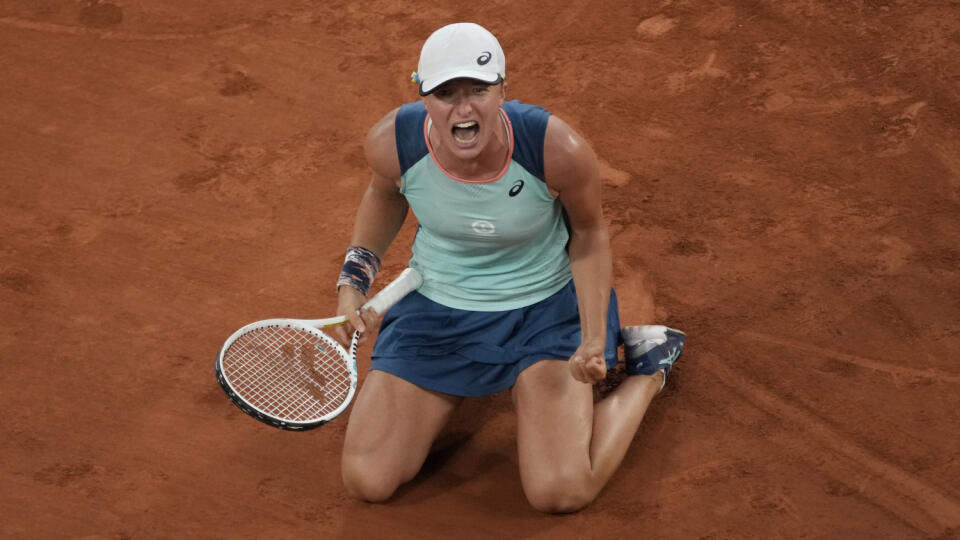 Poľská tenistka Iga Swiateková oslavuje po výhre nad Američankou Coco Gauffovou vo finále dvojhry na grandslamovom turnaji Roland Garros v Paríži 4. júna 2022.