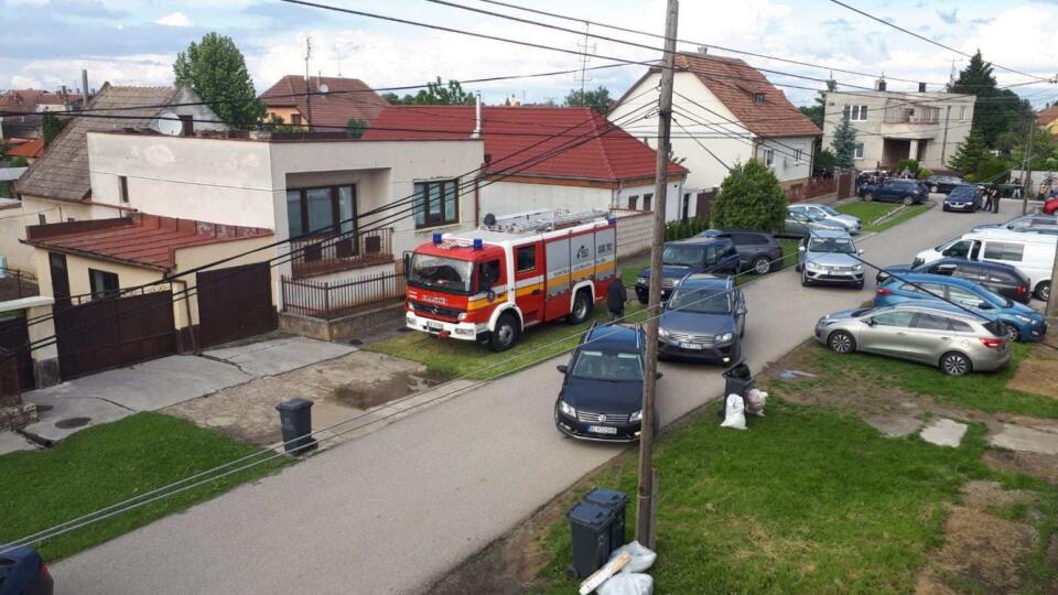 Rekonštrukcia vraždy Jána Kuciaka. Na miesto činu prišli okrem polície aj požiarnici.