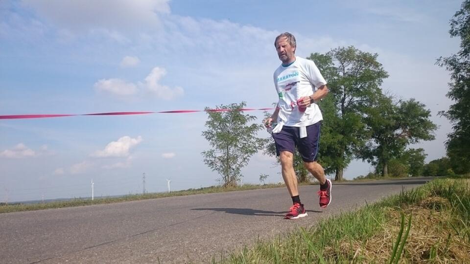 Farár Peter Gombita beží z Košíc do Ríma. Chce poukázať na problém chudoby. Pravidelne zverejňuje fotky zo svojej expedície.