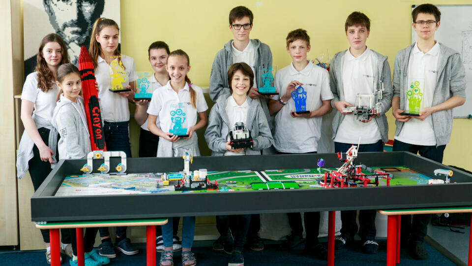 Úspešný tím zľava: Natália (13) – výskum a kulisy, Rebeka (10) – výskum a kulisy, Júlia (14) – výskum a prezentácia, Paulína (17) – prezentácia a výskum, Emma (10) – výskum a kulisy, Ondrej (11) – stavanie a programovanie, Marek (14) – programovanie, Adam (14) – stavanie a programovanie, Paul (16) – stratégie a robotika, Jakub (17) – kouč.