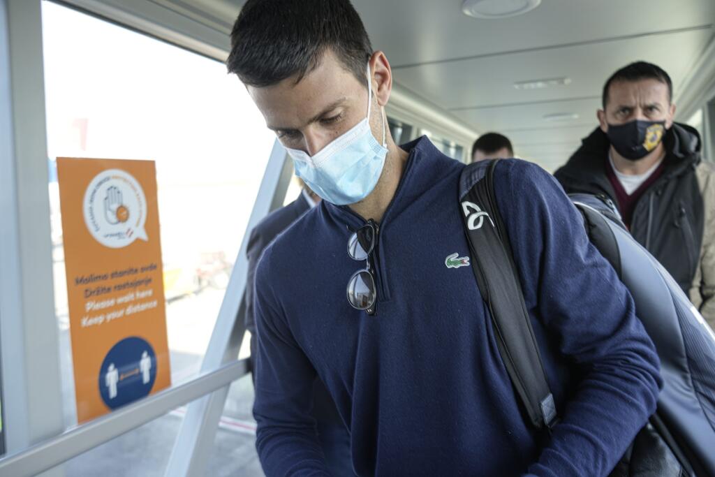 Novak Djokovič po prílete z Dubaja na letisku v Belehrade. Srbský tenista neuspel na federálnom súde v Melbourne s odvolaním sa proti opätovnému zrušeniu jeho víza, ktoré v piatok nariadil austrálsky minister pre imigráciu Alex Hawke. Lídra svetového rebríčka deportovali z krajiny.