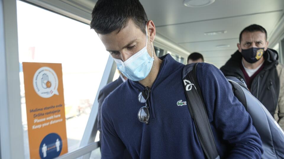 KK48 Belehrad - Srbský tenista Novak Djokovič si pozerá doklady po prílete z Dubaja na letisku v Belehrade 17. januára 2022. Srbský tenista Novak Djokovič v nedeľu neuspel na federálnom súde v Melbourne s odvolaním sa proti opätovnému zrušeniu jeho víza, ktoré v piatok nariadil austrálsky minister pre imigráciu Alex Hawke. Lídra svetového rebríčka deportovali z krajiny. Deväťnásobný šampión Australian Open prišiel prvýkrát o vízum ešte 6. januára krátko po prílete do Melbourne, keď pohraničné úr