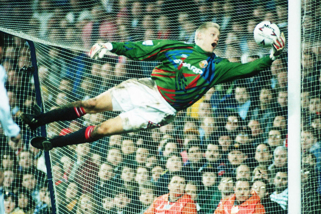 Peter Schmeichel chytal za Manchester United v rokoch 1991-1999.
