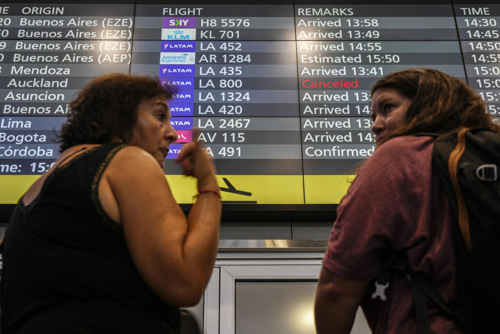 Digitálny displej s časmi príletov uvádza, že let LA800 spoločnosti LATAM Airlines bol na medzinárodnom letisku v Santiagu v Čile zrušený.