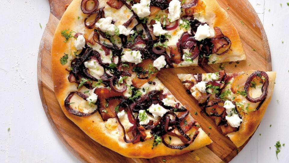 Bryndzová pizza s bylinkami