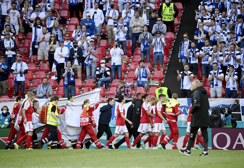 Dánskeho futbalistu sa napokon podarilo prebrať k životu a do nemocnice ho prevážali pri vedomí.