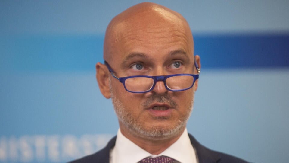 Na snímke minister školstva, vedy, výskumu a športu (MŠVVŠ) SR Branislav Gröhling (SaS) počas tlačovej konferencie na tému - Opatrenia prevencie proti ochoreniu Covid-19 na nový školský rok v Bratislave v piatok 12. augusta 2022. FOTO TASR - Jakub Kotian