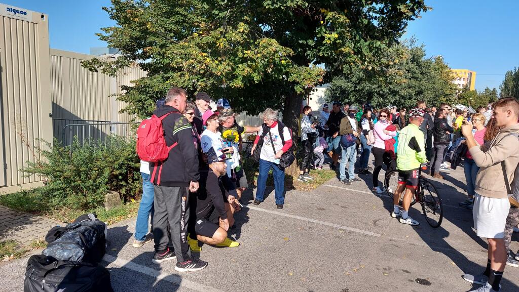 Mama slovenského cyklistiku Helena Saganová (v ružovom klobúku) sa v Trnave objavila v spoločnosti priateľov.