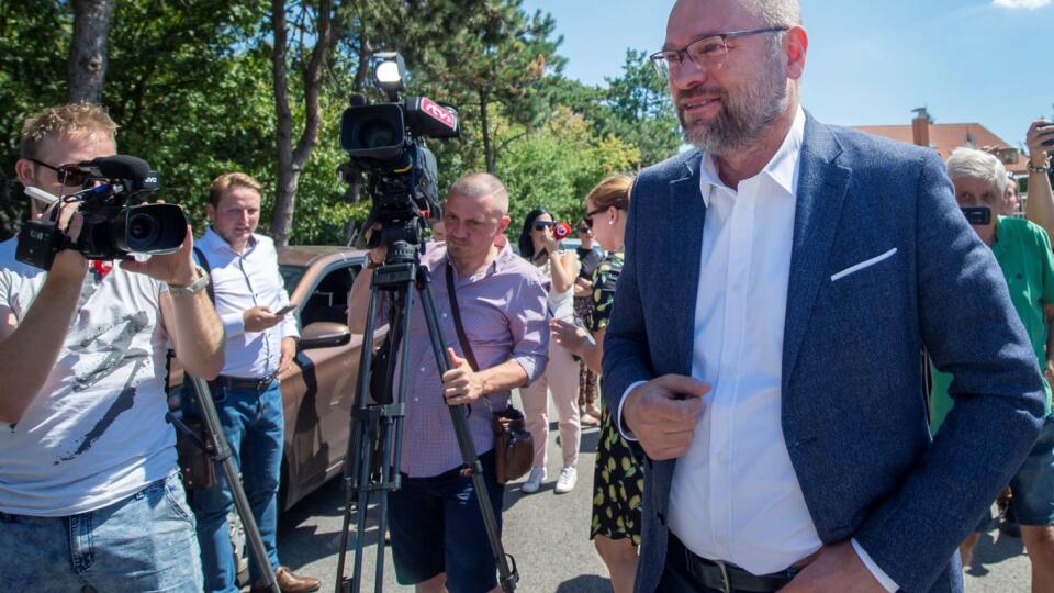 Na snímke predseda strany Sloboda a Solidarita (SaS) Richard Sulík odpovedá na otázky novinárov počas príchodu na stretnutie predstaviteľov koalície, ktoré sa koná vo vládnom hoteli Bôrik v Bratislave v piatok 12. augusta 2022. Liberáli vypovedali koaličnú zmluvu a žiadajú vypracovanie novej. Ich požiadavkou je aj odchod ministra financií Igora Matoviča (OĽaNO) z vlády. Ak sa požiadavky nenaplnia do konca augusta, ministri za SaS podajú demisiu. FOTO TASR