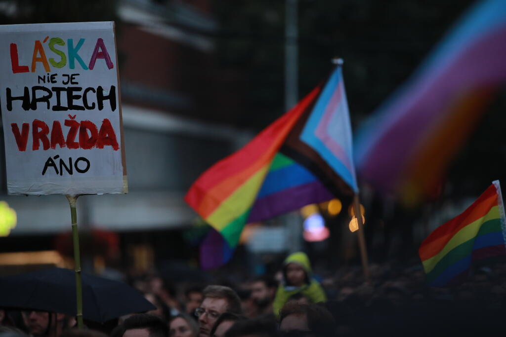 V Bratislave sa koná Pochod za odsúdenie nenávisti voči LGBT komunite. Udalosť sa začala na Zámockej ulici, teda na mieste, kde sa odohrala streľba proti dvom mladíkom, ktorí prišli o život.