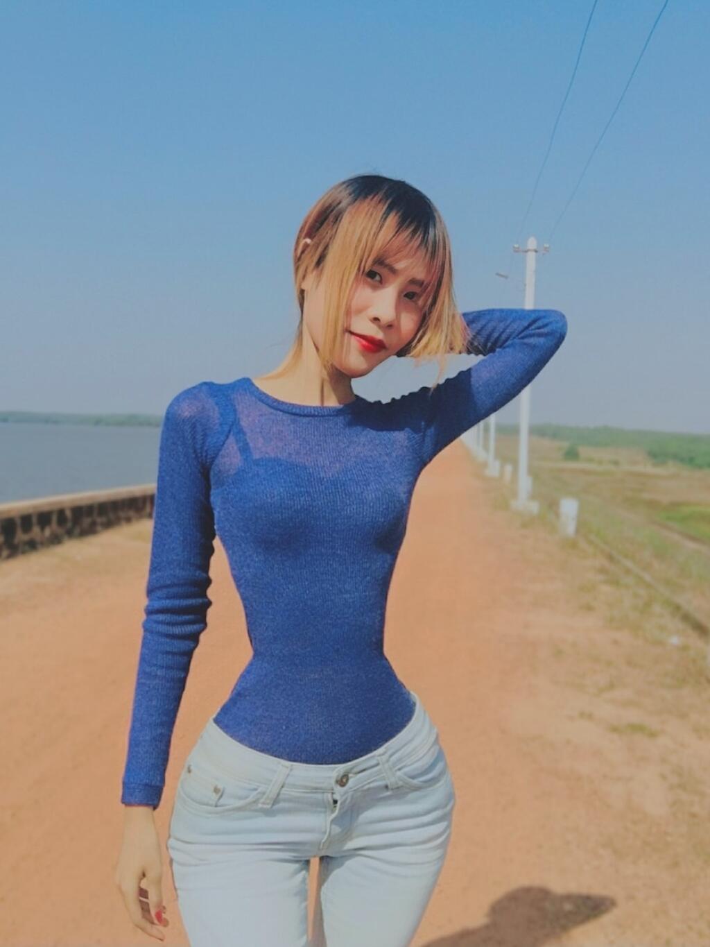 Niektorí tvrdia, že si musela odstrániť rebrá alebo sa sťahovať korzetom.
