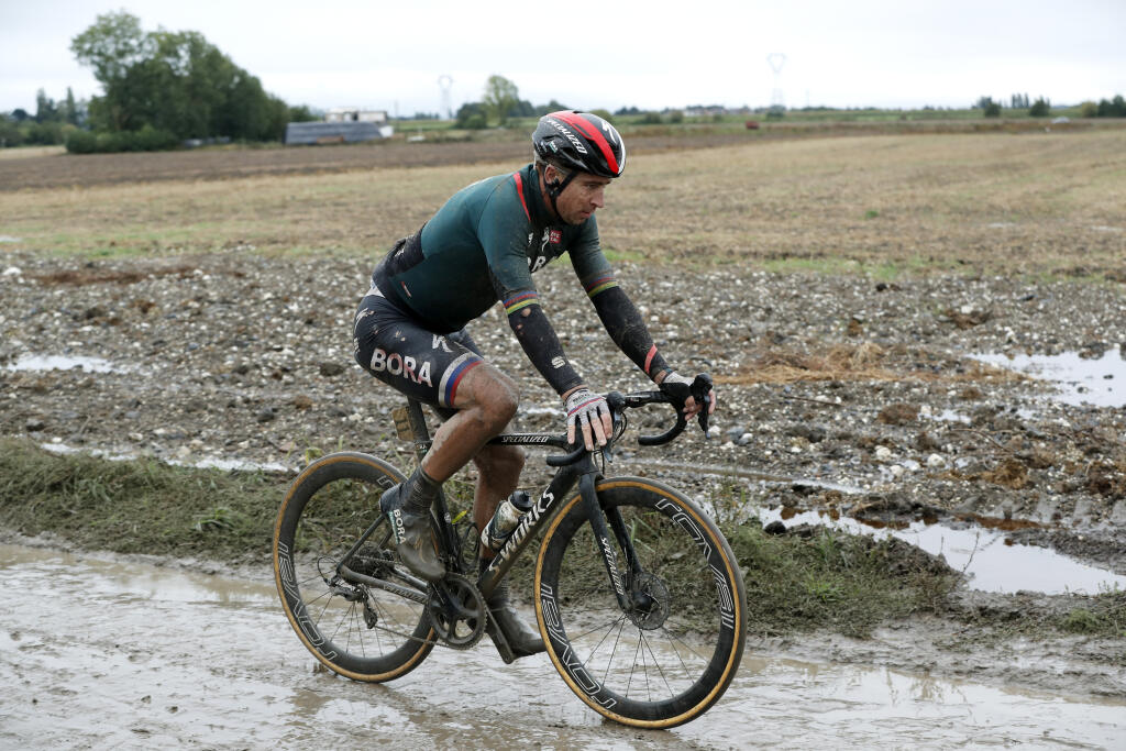 Peter Sagan pokračoval na ceste do Roubaix, ale pád ho poznačil.