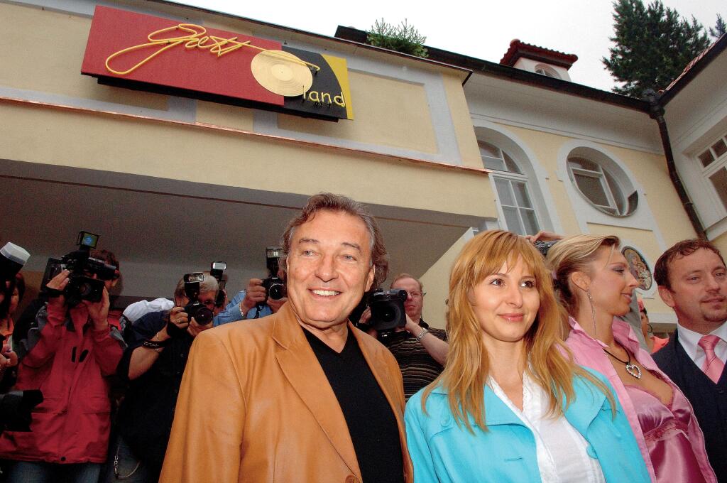 Karel Gott, spevák, Ivana Macháčková
foto : Michaela Feuereislová
uverejnené Šarm 28/2006
pôvodný súbor:DSC_0307.eps