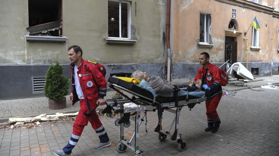 KK10 Ľvov - Záchranári vezú na nosidlách staršiu ženu po ruskom raketovom útoku v ukrajinskom Ľvove 6. júla 2023. FOTO TASR/AP
An elderly woman is carried on a stretcher by emergency service workers after a Russian missile attack in Lviv, Ukraine, Thursday, July 6, 2023. (AP Photo/Mykola Tys)