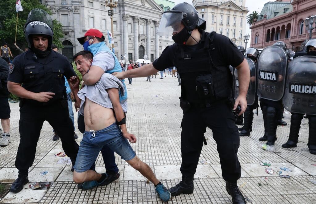 Poslednú rozlúčku s Maradonom sprevádzali aj policajné zásahy proti Diegovým fanúšikom.