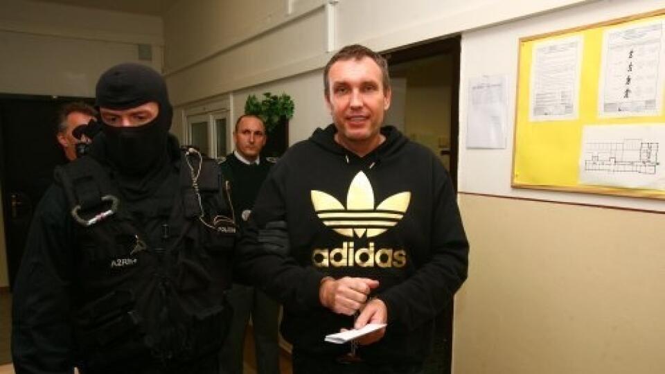 OBVINENÝ UHAREK: Pred sudcu, ktorý rozhodoval o jeho väzbe, prišiel s úsmevom na tvári.