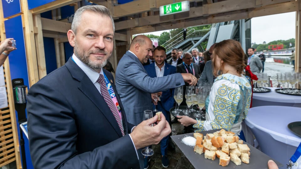 Prezidenta Petra Pellegriniho pri príchode nevítali len chlebom a soľou, ale aj hruškovicou, ktorú neodmietol.