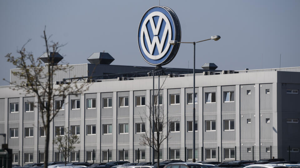 Na snímke logo nemeckej automobilky Volkswagen na budove závodu v bratislavskej Devínskej Novej Vsi počas výročnej tlačovej konferencie Volkswagen Slovakia pri príležitosti 30 rokov pôsobenia na Slovensku v Bratislave 22. apríla 2021. FOTO TASR - Jaroslav Novák