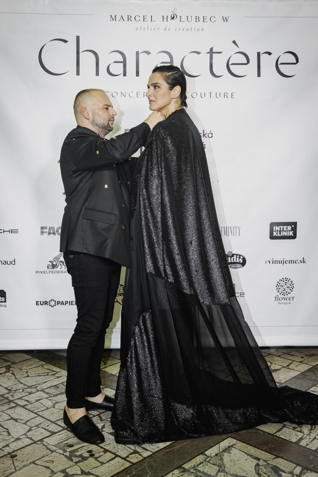 Na snímke Marcel Holubec a Jana Kirschner počas módnej prehliadky Marcela Holubca W s názvom MHW Charactere 2022.