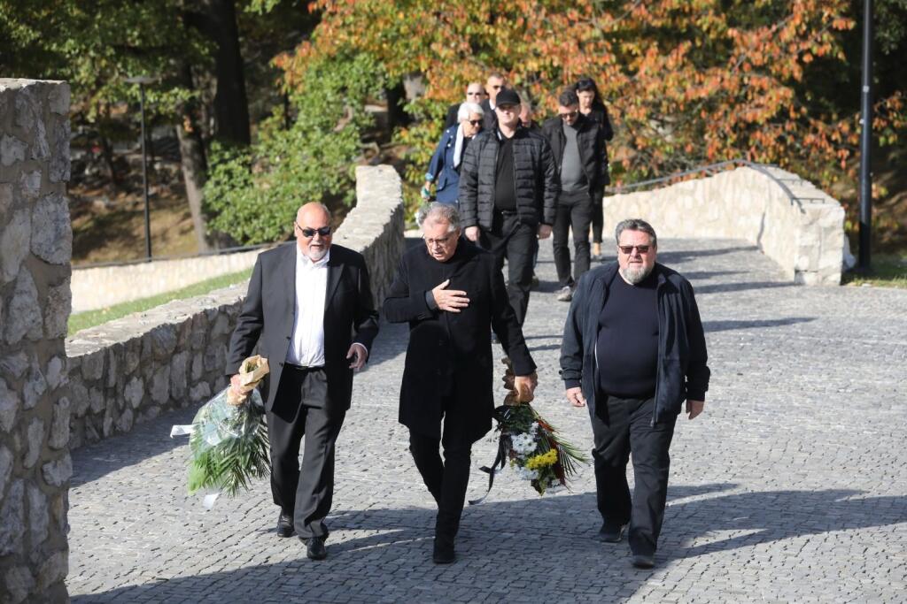 Legendárnemu basketbalistovi Stanislavovi Kropilákovi dali posledné zbohom v bratislavskom krematóriu. Smútil aj spevák Pavol Hammel.