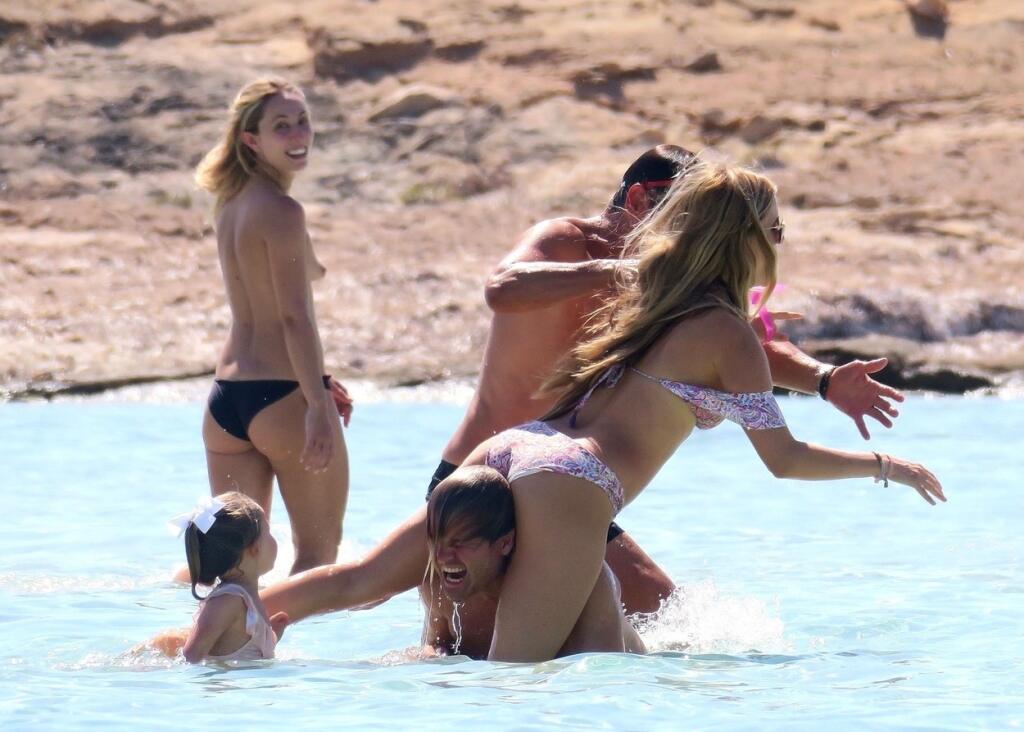 Bývalý pretekár FC Nico Rosberg si užíval s rodinkou v lete na ostrove Formentera. Pozornosť pútala najmä jeho manželka Vivian.