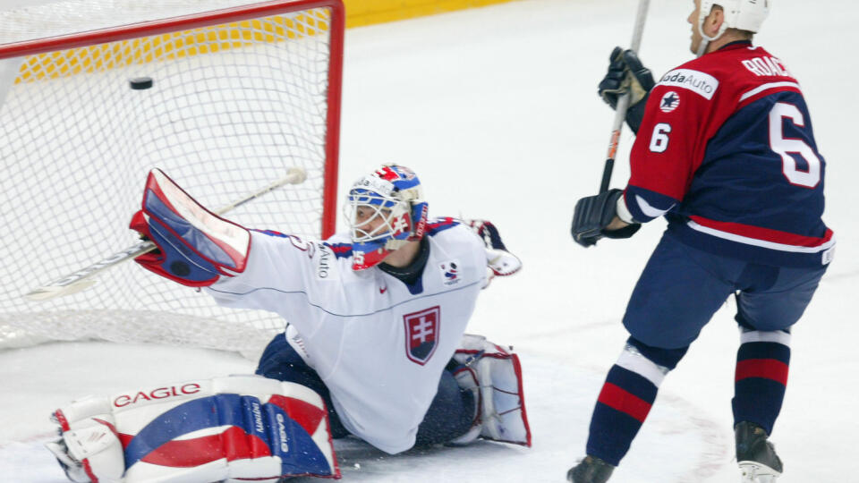 Američan Andy Roach prekonáva v súboji o bronz slovenského brankára Jána Lašáka.