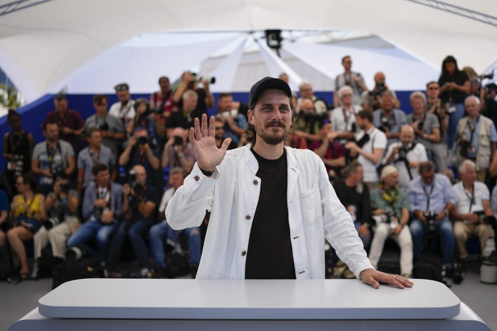 JB 30 Cannes - Herec Luca Marinelli pózuje fotografom počas fototermínu k filmu 'The Eight Mountains' na 75. ročníku Medzinárodného filmového festivalu v Cannes 19. mája 2022. FOTO TASR/AP