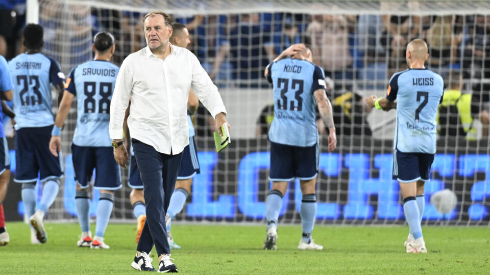 Na snímke vľavo v popredí tréner ŠK Slovan Vladimír Weiss st. po prvom zápase play off Európskej ligy vo futbale ŠK Slovan Bratislava - Aris Limassol (2:1) vo štvrtok 24. augusta 2023 v Bratislave. FOTO TASR - Pavel Neubauer