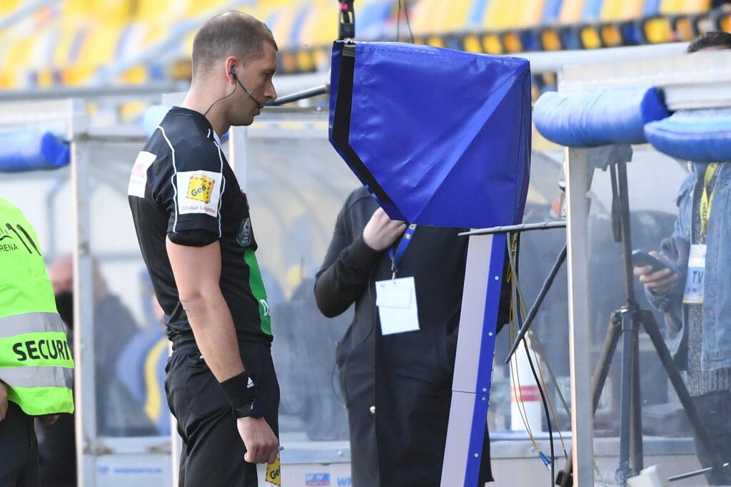 Na snímke hlavný rozhodca Michal Očenáš využíva systém VAR počas zápasu 4. kola nadstavbovej časti Fortuna ligy v skupine o titul FC DAC 1904 Dunajská Streda - ŠK Slovan Bratislava v Dunajskej Strede v nedeľu 11. apríla 2021. FOTO TASR - Martin Baumann