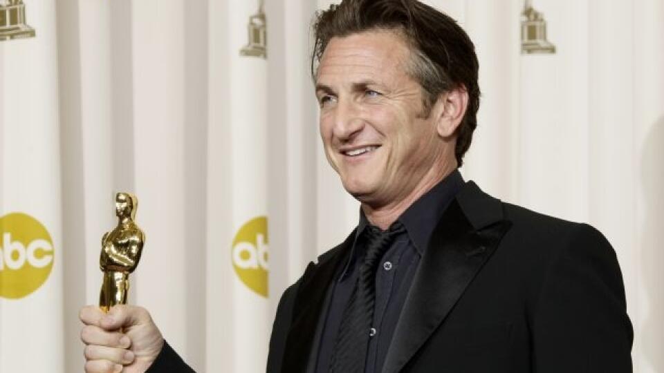 Herec Sean Penn sa rozhodol jedného zo svojich Oscarov podarovať Volodymyrovi Zelenskému.